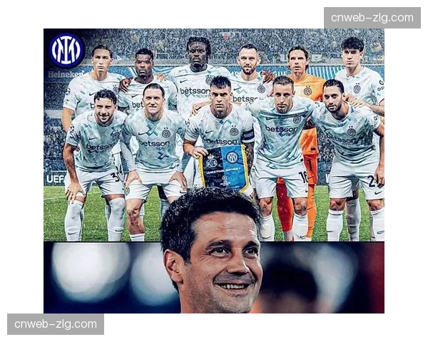 特写：进球后，国米球员集体指向看台上的退役名宿